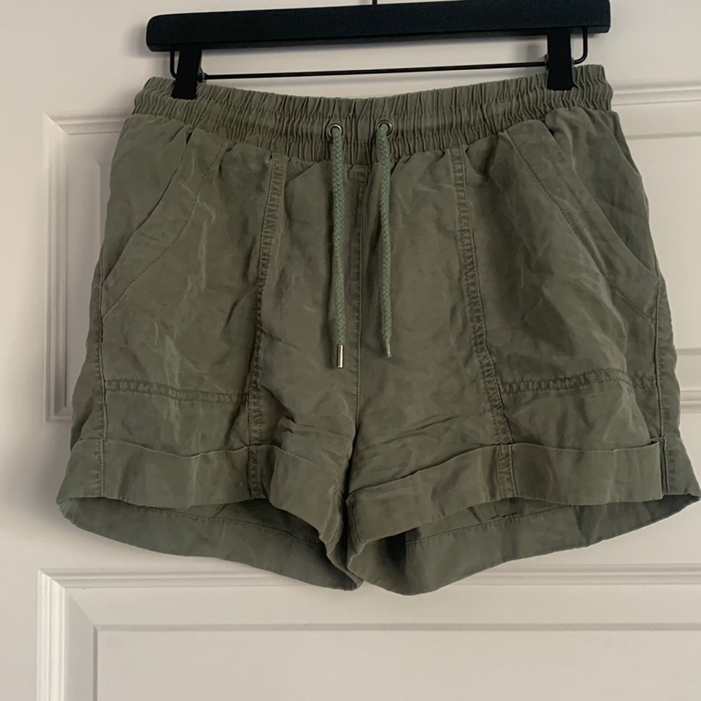 universal thread shorts, size xs, hunter green